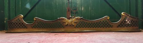 A FINE ANTIQUE SERPENTINE BRASS COUNTRY HOUSE FENDER - ADDITIONAL PHOTO 5