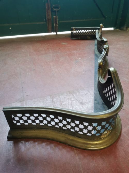 A FINE ANTIQUE SERPENTINE BRASS COUNTRY HOUSE FENDER - ADDITIONAL PHOTO 6