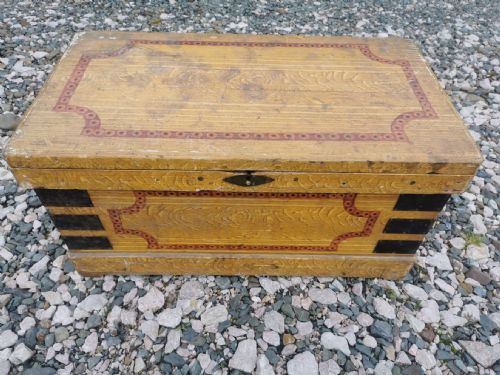 a small and charming victorian painted pine trunk - CATEGORY: ANTIQUE CHESTS - DATED 1880