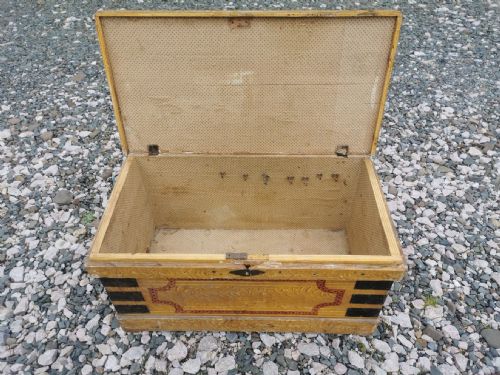 A SMALL AND CHARMING VICTORIAN PAINTED PINE TRUNK - ADDITIONAL PHOTO 1