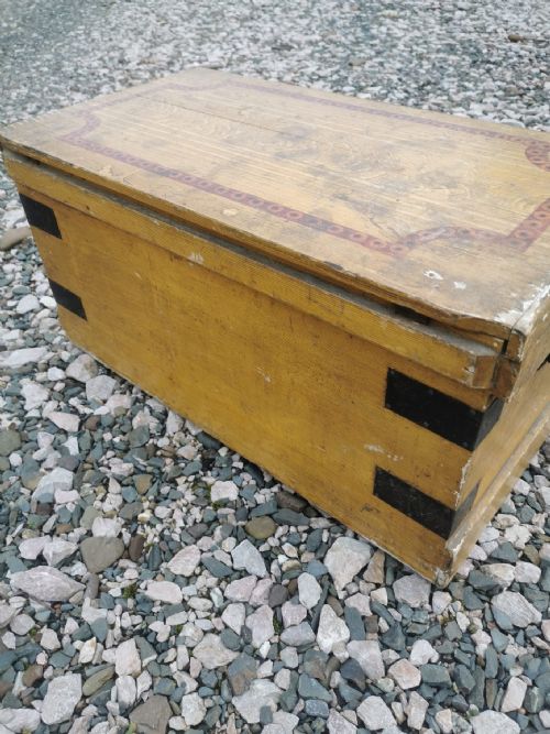 A SMALL AND CHARMING VICTORIAN PAINTED PINE TRUNK - ADDITIONAL PHOTO 3