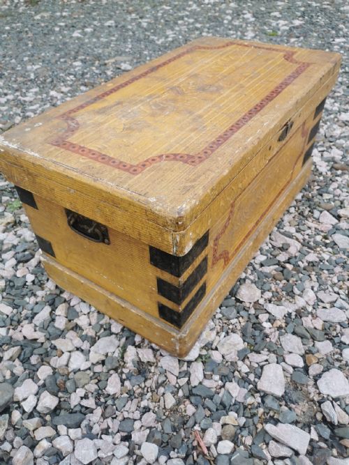 A SMALL AND CHARMING VICTORIAN PAINTED PINE TRUNK - ADDITIONAL PHOTO 4
