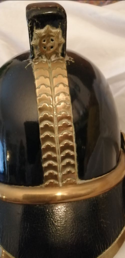 ANTIQUE LEATHER AND BRASS FIREMAN'S HELMET - ADDITIONAL PHOTO 6