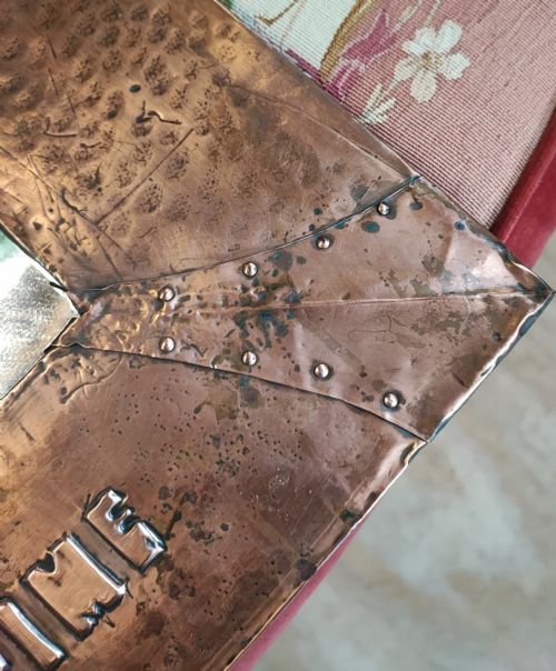 AN ANTIQUE ART'S AND CRAFTS MOTO BEHIND TIME COPPER FRAMED MIRROR - ADDITIONAL PHOTO 1