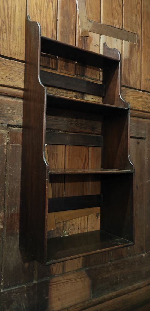 A GEORGIAN MAHOGANY HANGING WATERFALL BOOKCASE - ADDITIONAL PHOTO 3