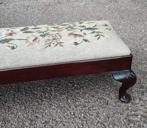 AN ANTIQUE LONG MAHOGANY STOOL IN THE QUEEN ANNE STYLE - ADDITIONAL PHOTO 1
