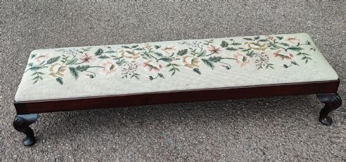 AN ANTIQUE LONG MAHOGANY STOOL IN THE QUEEN ANNE STYLE - ADDITIONAL PHOTO 2