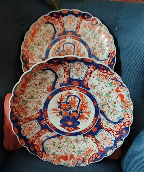 A FINE PAIR OF LARGE IMARI CHARGERS 18 INCH DIAMETER - ADDITIONAL PHOTO 1
