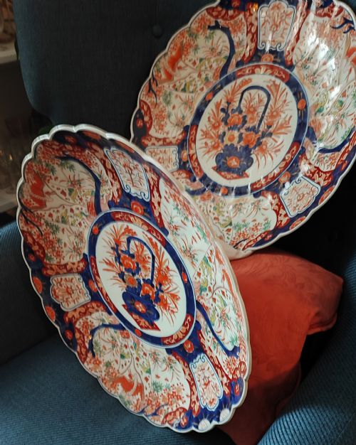 A FINE PAIR OF LARGE IMARI CHARGERS 18 INCH DIAMETER - ADDITIONAL PHOTO 2