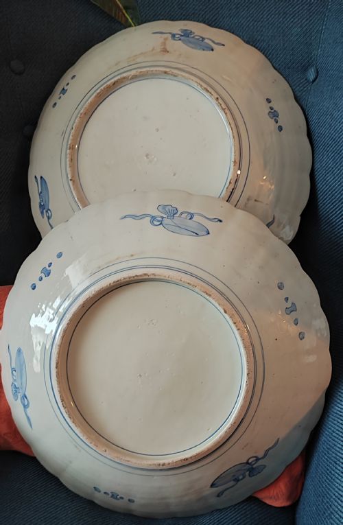 A FINE PAIR OF LARGE IMARI CHARGERS 18 INCH DIAMETER - ADDITIONAL PHOTO 4