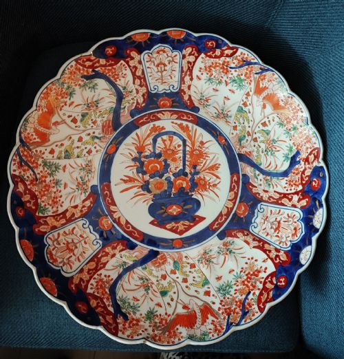 A FINE PAIR OF LARGE IMARI CHARGERS 18 INCH DIAMETER - ADDITIONAL PHOTO 5