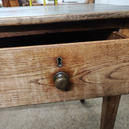 A SMALL GEORGIAN OAK KITCHEN TABLE - ADDITIONAL PHOTO 1