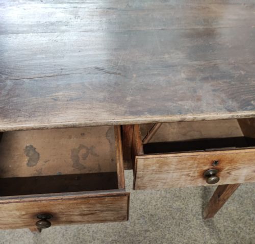 A SMALL GEORGIAN OAK KITCHEN TABLE - ADDITIONAL PHOTO 2