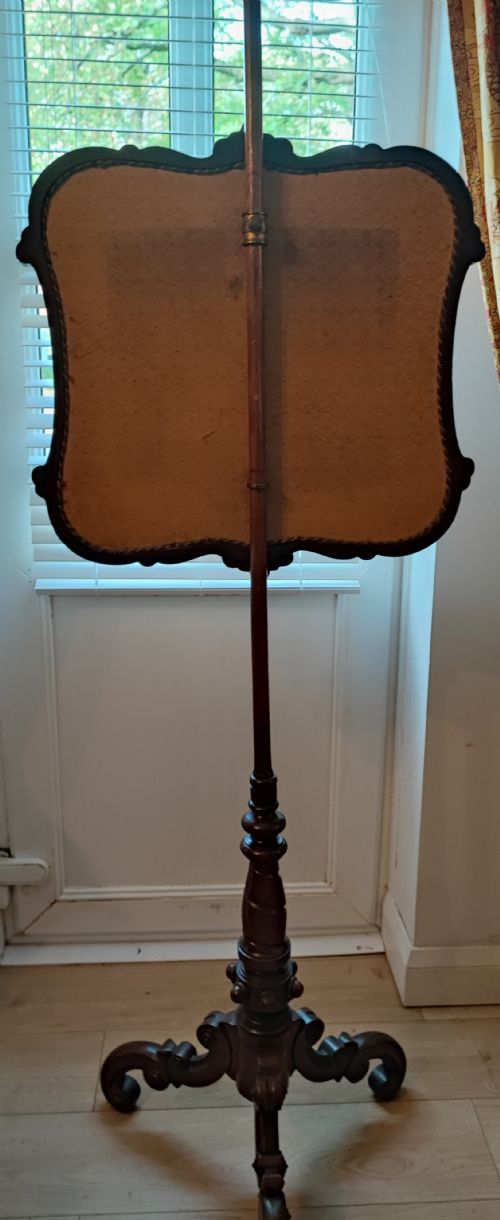 VICTORIAN WALNUT FIRE SCREEN FEATURING THE ROYAL MILITARY COAT OF ARMS - ADDITIONAL PHOTO 2