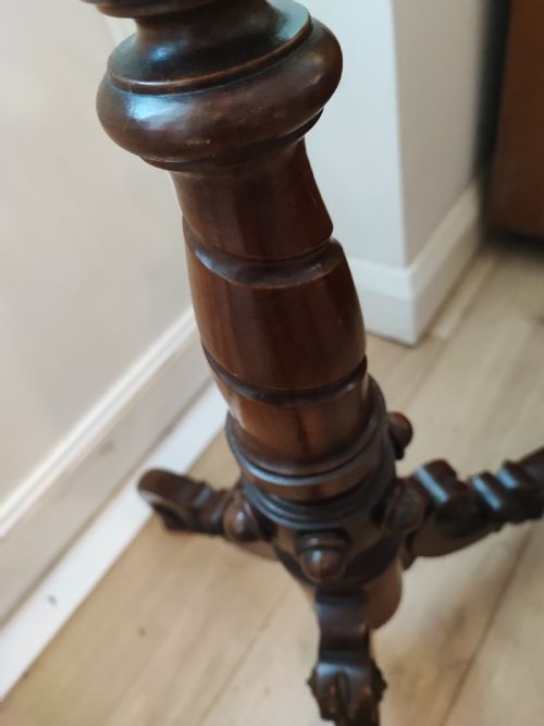 VICTORIAN WALNUT FIRE SCREEN FEATURING THE ROYAL MILITARY COAT OF ARMS - ADDITIONAL PHOTO 4