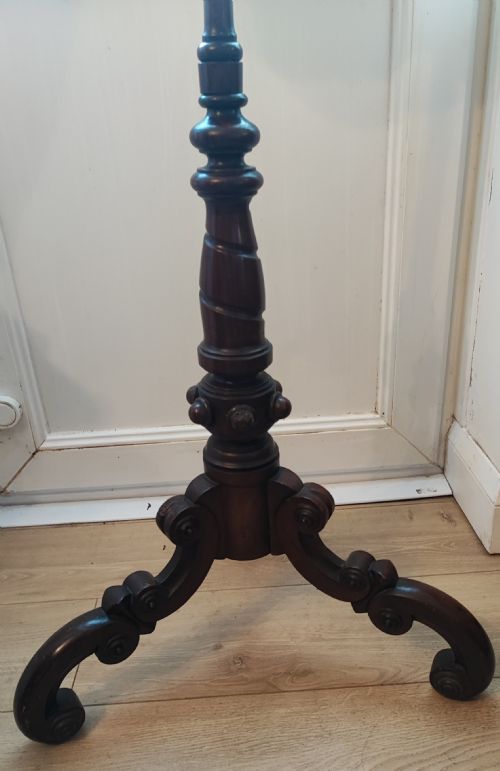 VICTORIAN WALNUT FIRE SCREEN FEATURING THE ROYAL MILITARY COAT OF ARMS - ADDITIONAL PHOTO 6