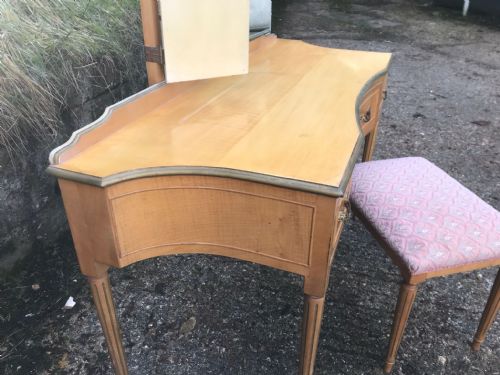 AN ANTIQUE SATINWOOD AND GILDED DRESSING TABLE WITH MATCHING STOOL - ADDITIONAL PHOTO 6