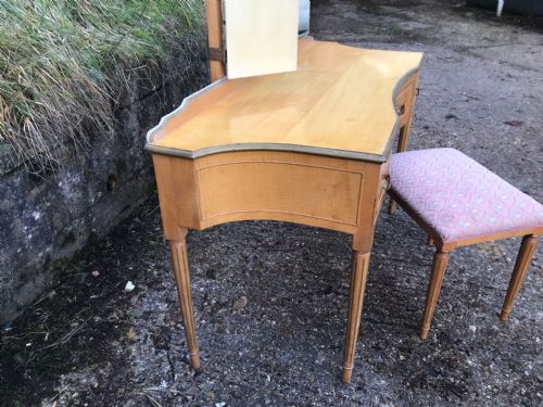 AN ANTIQUE SATINWOOD AND GILDED DRESSING TABLE WITH MATCHING STOOL - ADDITIONAL PHOTO 9