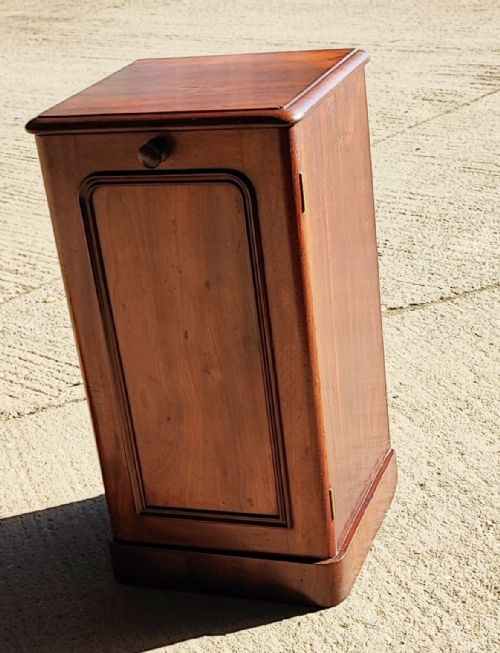 quality victorian mahogany bedside cabinet - CATEGORY: ANTIQUE CUPBOARDS - DATED VICTORIAN