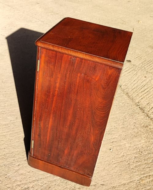 QUALITY VICTORIAN MAHOGANY BEDSIDE CABINET - ADDITIONAL PHOTO 2