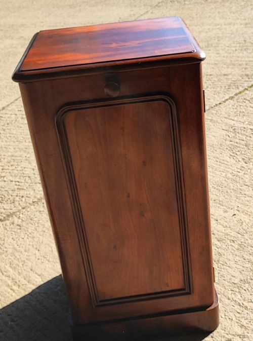 QUALITY VICTORIAN MAHOGANY BEDSIDE CABINET - ADDITIONAL PHOTO 3
