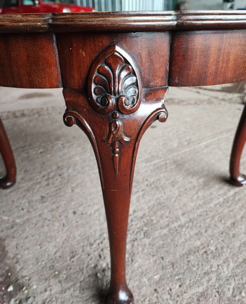 ANTIQUE CIRCULAR FIGURED MAHOGANY COFFEE TABLE - ADDITIONAL PHOTO 2