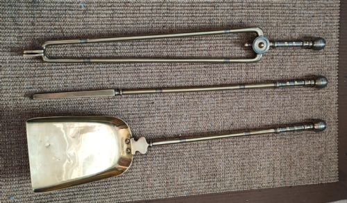 ANTIQUE SET OF ART'S AND CRAFTS BRASS FIREIRONS BY BENTHAM AND FROUDE - ADDITIONAL PHOTO 1
