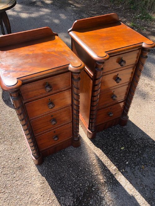 AN ANTIQUE PAIR OF VICTORIAN MAHOGANY BEDSIDES - ADDITIONAL PHOTO 4