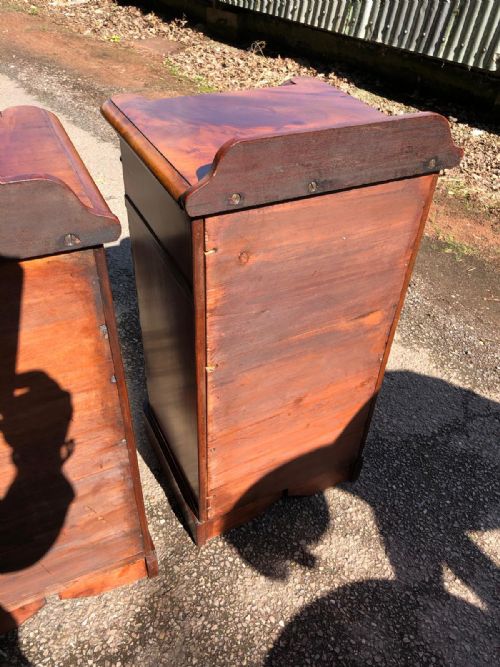 AN ANTIQUE PAIR OF VICTORIAN MAHOGANY BEDSIDES - ADDITIONAL PHOTO 7