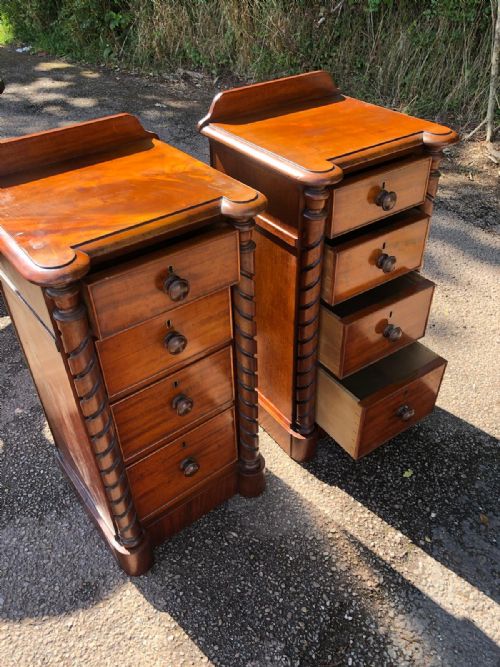 AN ANTIQUE PAIR OF VICTORIAN MAHOGANY BEDSIDES - ADDITIONAL PHOTO 11