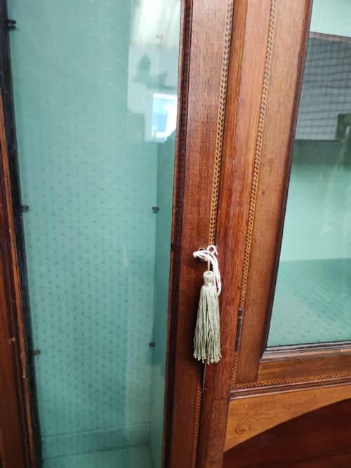 AN EDWARDIAN INLAID ARTS AND CRAFTS DISPLAY CABINET - ADDITIONAL PHOTO 4