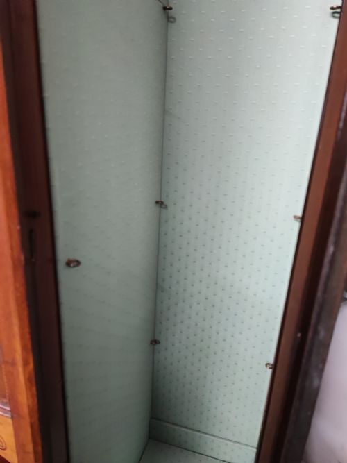 AN EDWARDIAN INLAID ARTS AND CRAFTS DISPLAY CABINET - ADDITIONAL PHOTO 8
