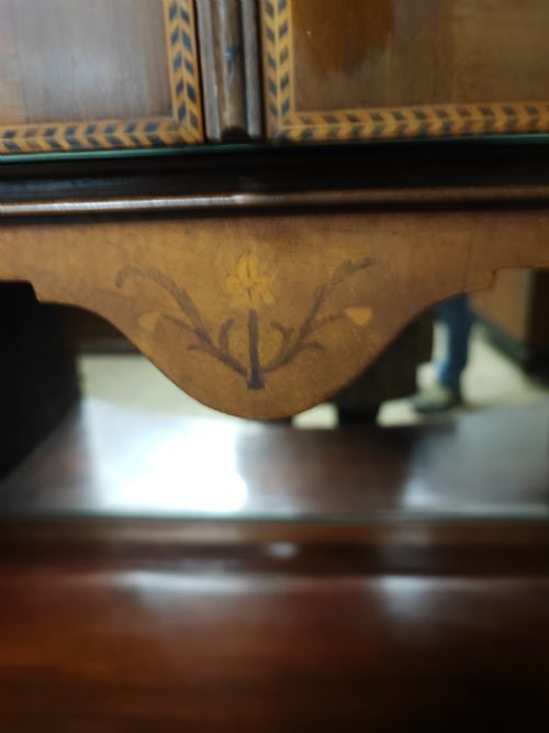 AN EDWARDIAN INLAID ARTS AND CRAFTS DISPLAY CABINET - ADDITIONAL PHOTO 11
