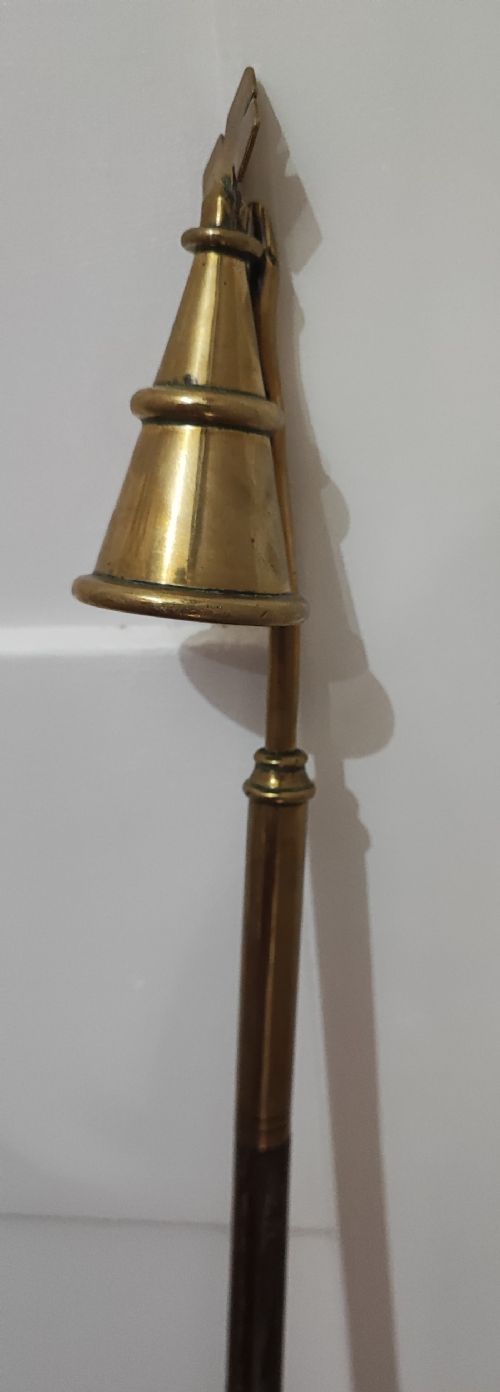 UNUSUAL 19C BRASS AND OAK LONGARM CANDLE SNUFFER - ADDITIONAL PHOTO 2
