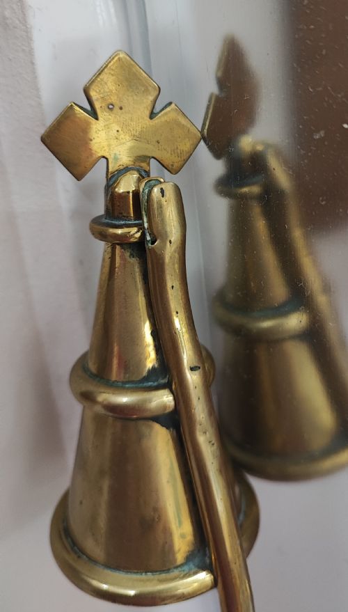 UNUSUAL 19C BRASS AND OAK LONGARM CANDLE SNUFFER - ADDITIONAL PHOTO 3