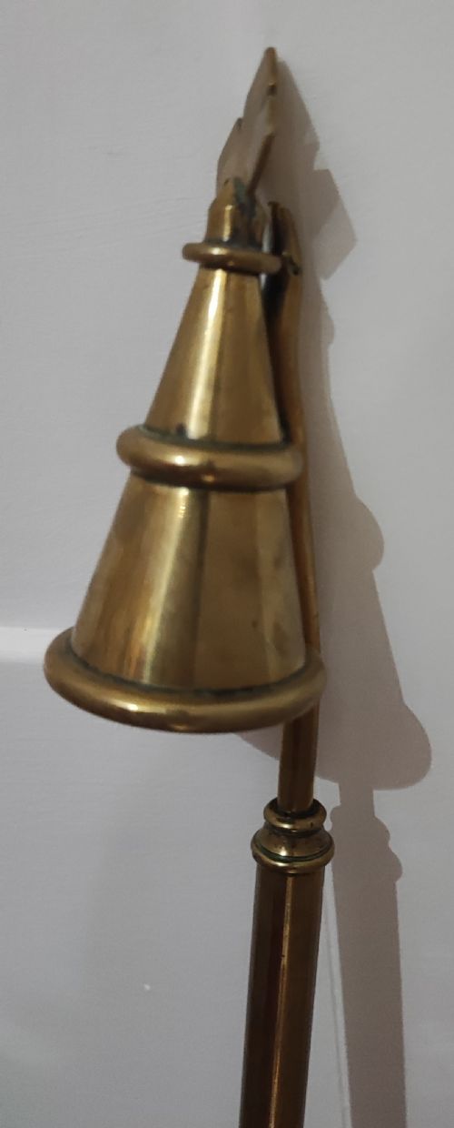 UNUSUAL 19C BRASS AND OAK LONGARM CANDLE SNUFFER - ADDITIONAL PHOTO 4