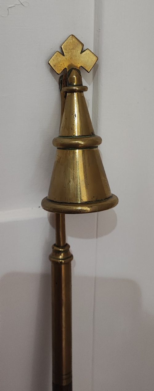 UNUSUAL 19C BRASS AND OAK LONGARM CANDLE SNUFFER - ADDITIONAL PHOTO 5
