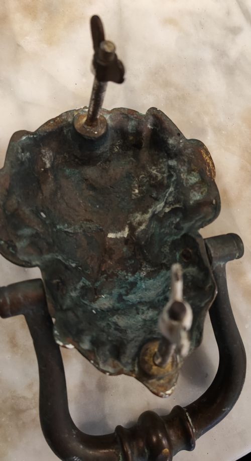 A REGENCY BRONZE LION HEAD DOOR KNOCKER IN ORIGINAL CONDITION - ADDITIONAL PHOTO 1