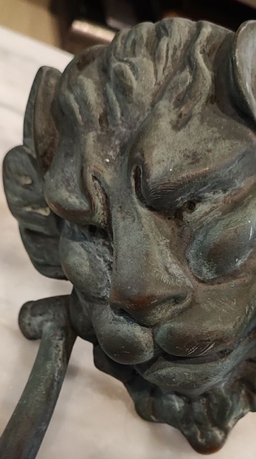 A REGENCY BRONZE LION HEAD DOOR KNOCKER IN ORIGINAL CONDITION - ADDITIONAL PHOTO 5