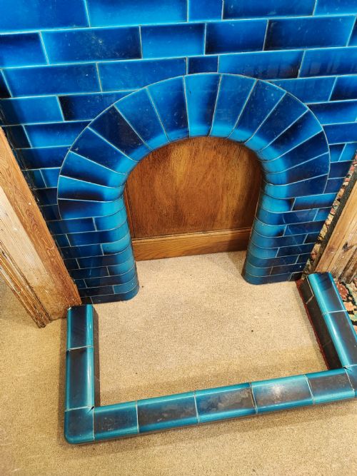 AN ANTIQUE PINE FIREPLACE AND SURROUND - ADDITIONAL PHOTO 3