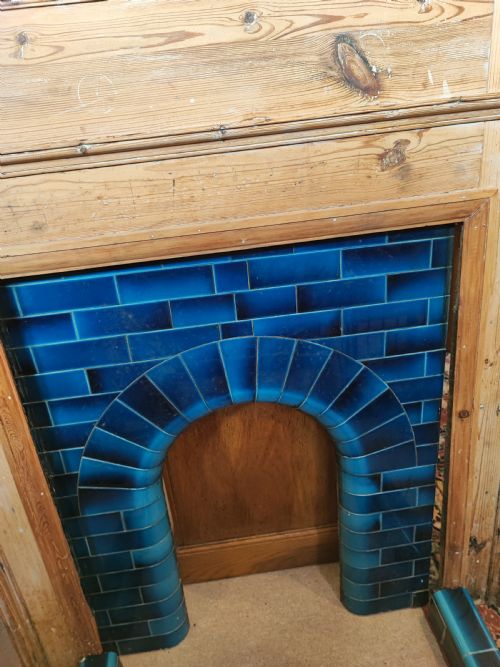 AN ANTIQUE PINE FIREPLACE AND SURROUND - ADDITIONAL PHOTO 4