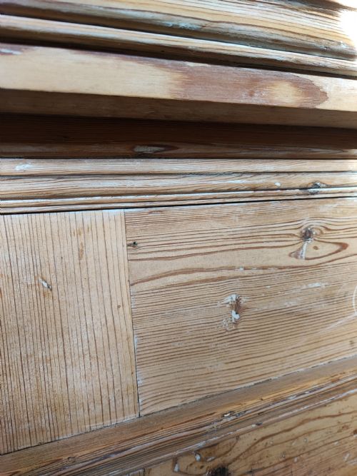 AN ANTIQUE PINE FIREPLACE AND SURROUND - ADDITIONAL PHOTO 5