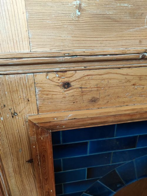 AN ANTIQUE PINE FIREPLACE AND SURROUND - ADDITIONAL PHOTO 6