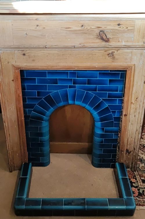 AN ANTIQUE PINE FIREPLACE AND SURROUND - ADDITIONAL PHOTO 9