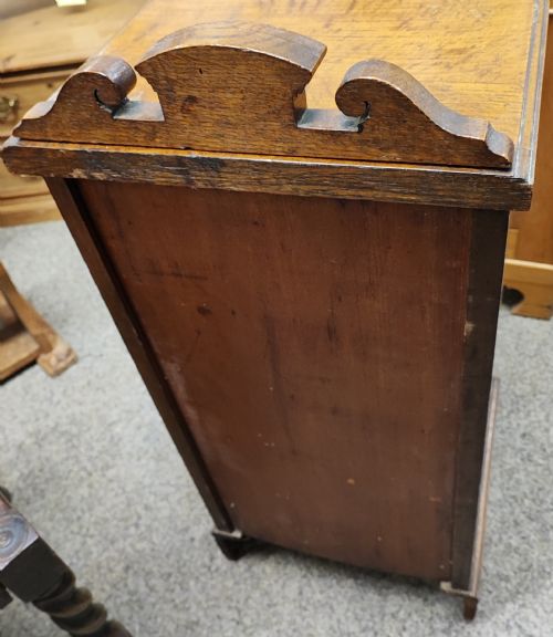 A FINE BURR OAK BEDSIDE CABINET - ADDITIONAL PHOTO 5