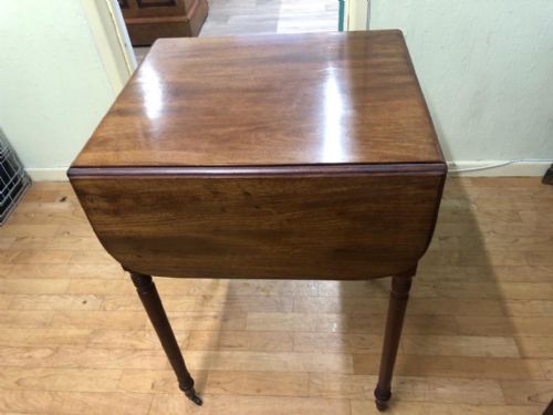 A SMALL REGENCY MAHOGANY PEMBROKE WORK TABLE OR LAMP SIDE TABLE - ADDITIONAL PHOTO 1