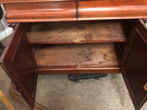 A VICTORIAN MAHOGANY 2 DOOR SIDE CABINET - ADDITIONAL PHOTO 2