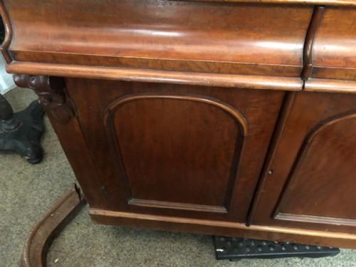 A VICTORIAN MAHOGANY 2 DOOR SIDE CABINET - ADDITIONAL PHOTO 3