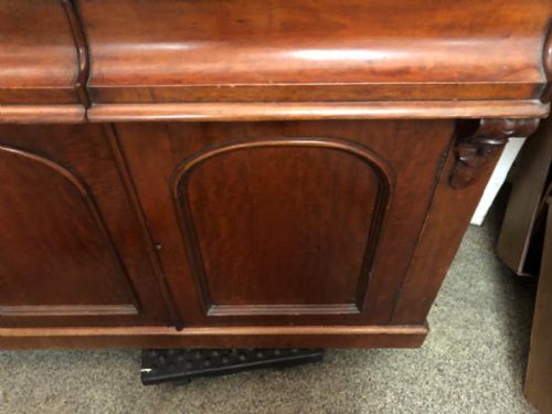 A VICTORIAN MAHOGANY 2 DOOR SIDE CABINET - ADDITIONAL PHOTO 4
