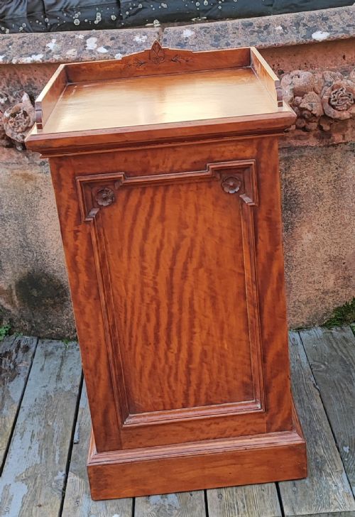 a quality victorian scottish satinwood bedside cabinet - CATEGORY: ANTIQUE CUPBOARDS - DATED VICTORIAN